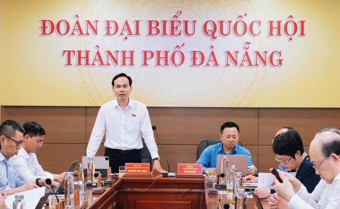 Phó Trưởng đoàn chuyên trách Đoàn đại biểu Quốc hội thành phố Đà Nẵng Nguyễn Duy Minh phát biểu tại buổi làm việc. Ảnh: BC