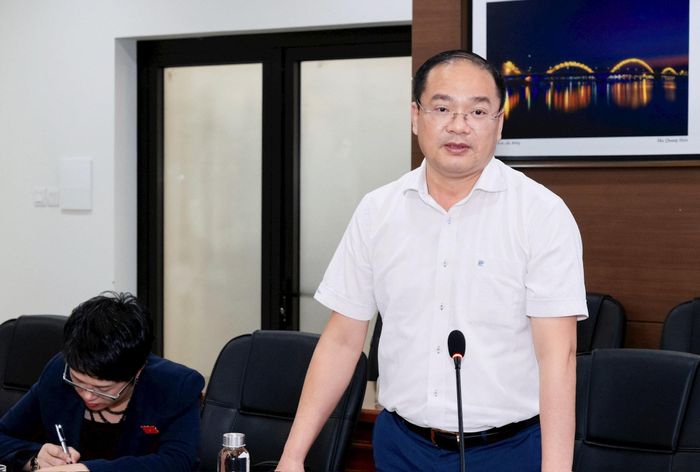 Đại biểu chuyên trách Đoàn đại biểu Quốc hội thành phố Hà Nội Nguyễn Ngọc Việt trao đổi tại buổi làm việc. Ảnh: BC
