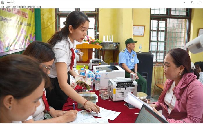Cán bộ xã Thượng Phúc thực hiện chi trả tiền bồi thường GPMB cho người dân. Ảnh Vân Nga.
