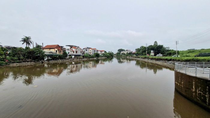 Trạm bơm Phù Đổng sau khi được dọn dẹp rác, dòng chảy được thông thoáng. Ảnh: Văn Ba