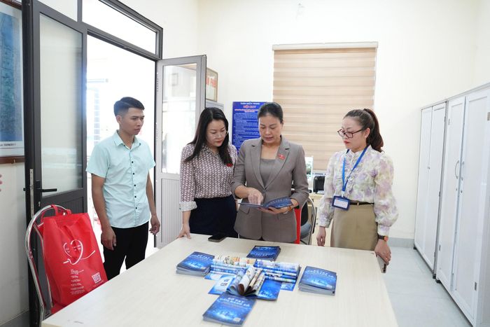 Đoàn giám sát của Ban Văn hóa - Xã hội giám sát việc thực hiện thiết chế văn hóa tại cơ sở. Ảnh: Vân Hà