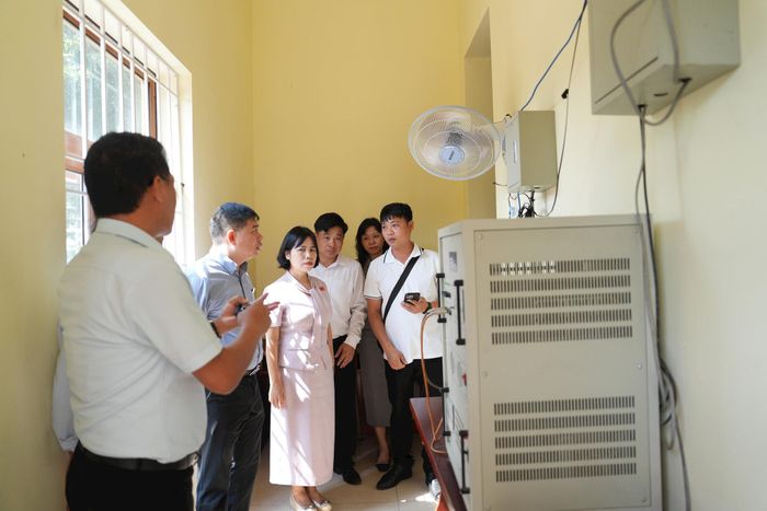 Đoàn giám sát của Ban Khoa học, Công nghệ và Môi trường HĐND thành phố khảo sát về công tác chuyển đổi số tại xã Ba Vì. Ảnh: Vân Hà