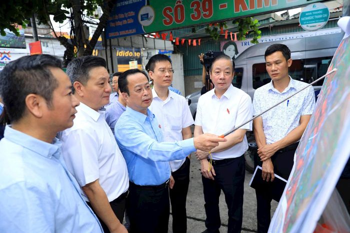 Ủy viên Ban Thường vụ Thành ủy, Phó Chủ tịch Thường trực HĐND thành phố Trần Thế Cương giám sát việc triển khai các dự án lớn, quan trọng theo Nghị quyết số 258/2025/QH15 của Quốc hội tại xã Thanh Oai. Ảnh: Lê Hải