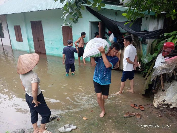 Người dân hỗ trợ di chuyển đồ đạc với những gia đình bị nước ngập vào nhà. Ảnh: N.M