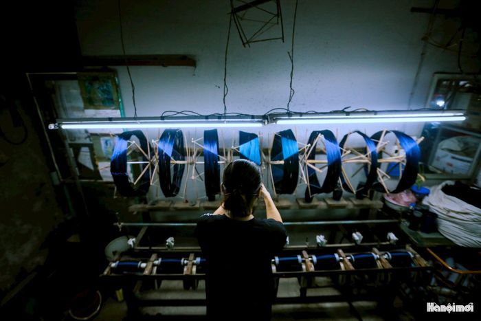 Để tạo ra một tấm lụa tơ tằm truyền thống, các nghệ nhân phải trải qua rất nhiều công đoạn cũng như thời gian và công sức. Các công đoạn nghe có vẻ đơn giản, nhưng để thành thạo và tạo ra sản phẩm chất lượng, người thợ phải dành nhiều tâm huyết cho từng khâu, từ kéo kén, guồng tơ, mắc cửi, nối cửi, dệt tơ đến nhuộm tơ.