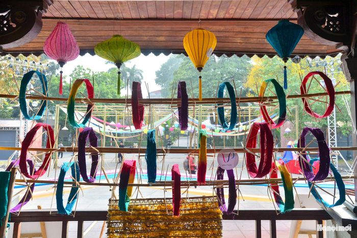 Làng lụa Vạn Phúc mở cửa đón khách quanh năm, nhưng thời điểm tham quan lý tưởng nhất là vào Tuần lễ Văn hóa - Du lịch làng nghề diễn ra định kỳ vào tháng 11 hằng năm. Trong thời gian này, không khí toàn làng nghề trở nên sôi động với các hoạt động biểu diễn nghệ thuật, giúp du khách chứng kiến trọn vẹn quy trình sản xuất tơ lụa thực tế từ khâu ươm tơ đến sản phẩm hoàn chỉnh.