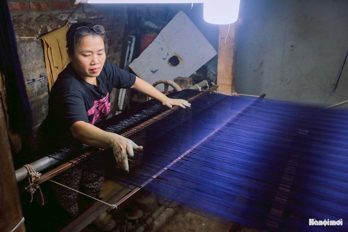 Chất liệu chính vẫn là tơ tằm nhưng để phong phú hơn, người thợ đã kết hợp với nhiều chất liệu vải khác để cho ra các dòng sản phẩm mới như khăn quàng, túi, chăn… với đa dạng mẫu mã, có sức cạnh tranh và đáp ứng nhu cầu thị trường.