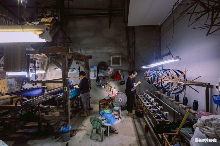 Trong bối cảnh nhiều làng nghề truyền thống gặp khó khăn, các nghệ nhân Vạn Phúc vẫn không ngừng cải tiến kỹ thuật, tạo ra những dòng lụa chất lượng cao, phù hợp với nhu cầu hiện đại nhưng vẫn giữ được tinh hoa của nghề dệt cổ truyền.