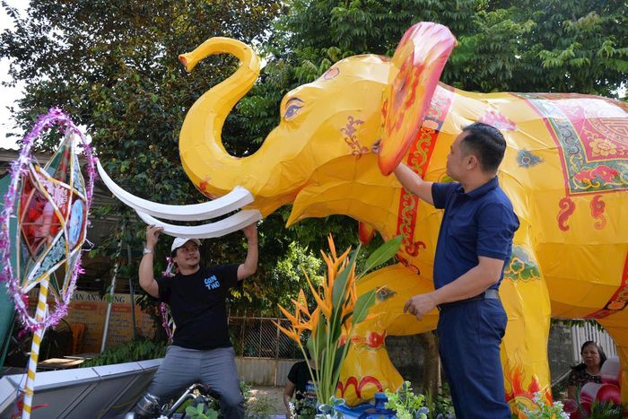 Hoạ sĩ Nguyễn Thành Long (trái) và anh Lê Hữu Trí, giáo viên mỹ thuật Trường Tiểu học Tây Đằng bên mô hình của mình. Ảnh: T.A
