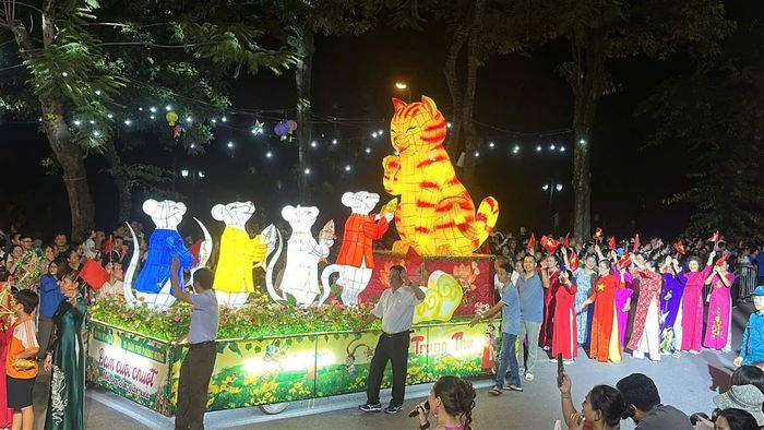 Mô hình “Đám cưới chuột” đưa nghệ thuật dân gian bước vào không gian Trung thu theo một cách khác. Ảnh: NVCC