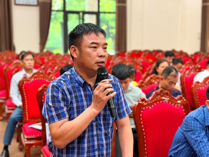 Lãnh đạo thôn Vân Nội phản ánh tình trạng ngập úng tại hội nghị. Ảnh: Thanh Hà