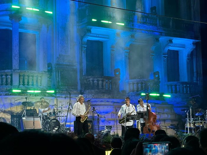 Nghệ sĩ Quyền Văn Minh và ban nhạc Jazz Sông Hồng biểu diễn trong chương trình khai mạc. Ảnh: Hoàng Lân