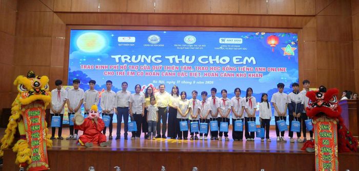 Đại biểu và trẻ em chụp ảnh lưu niệm tại chương trình. Ảnh: Phạm Ban