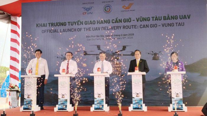Sở Khoa học và Công nghệ thành phố Hồ Chí Minh phối hợp cùng Tổng Công ty Bưu điện Việt Nam (Vietnam Post) và Công ty Cổ phần CT UAV chính thức công bố triển khai tuyến giao hàng bưu chính bằng thiết bị bay không người lái (UAV) tháng 2-2026. Ảnh: Sở KHCN TP HCM