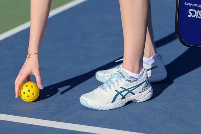 Người chơi Pickleball cần lựa chọn giày phù hợp để hỗ trợ quá trình di chuyển trên sân. (Ảnh minh họa).