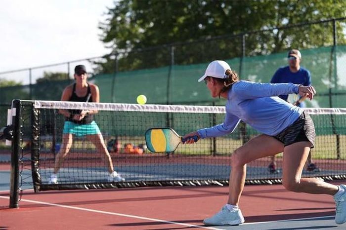 Pickleball ngày càng thu hút đông người tham gia, từ người mới tập đến các vận động viên phong trào. (Ảnh minh họa)