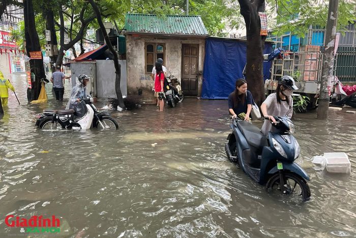 Hàng loạt phương tiện xe máy, xe điện khi cố gắng vượt qua vùng ngập đã bị nước tràn vào động cơ gây chết máy đột ngột. Nhiều chủ phương tiện phải bất lực đứng chờ nước rút hoặc loay hoay tìm cách dắt bộ tìm tiệm sửa xe.