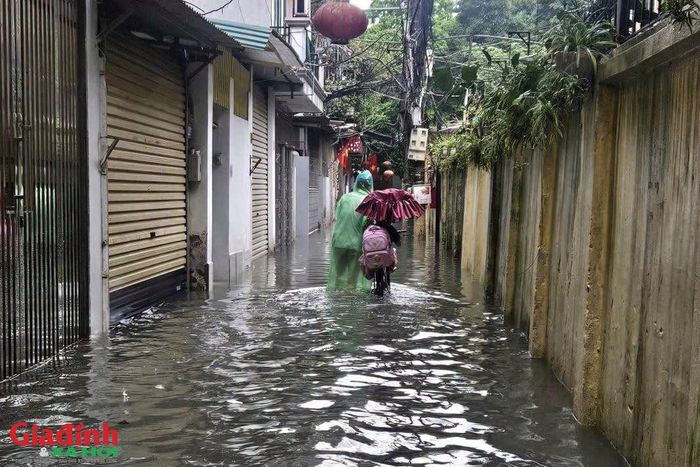 Dòng nước mênh mông tràn vào sát thềm nhà dân, biến nhiều con phố thành các "dòng sông" thu nhỏ ngay giữa lòng Thủ đô.