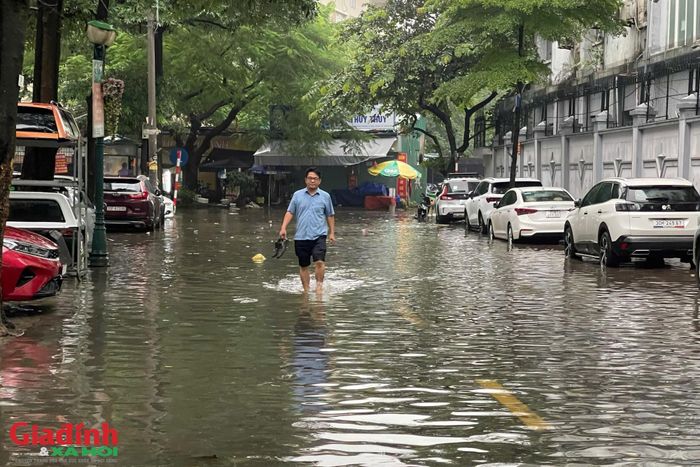 Cụ thể, các khu vực xung quanh Sân vận động Mỹ Đình, tuyến đường Phạm Hùng, phố Thiên Hiền, phố Trần Bình và đường Tố Hữu... đều ghi nhận mức nước ngập sâu từ 20 đến 50cm.