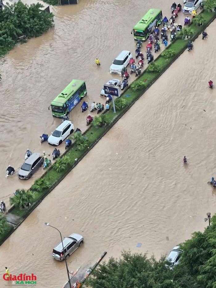Khu vực Yên Nghĩa gần tòa Xuân Mai Complex một chiều đường gần như không thể di chuyển trong sáng 17/9.