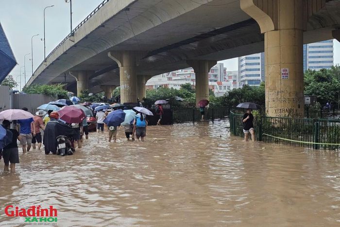 Lực lượng chức năng khuyến cáo, người điều khiển phương tiện nên cẩn trọng, tuyệt đối không cố vượt qua các đoạn ngập sâu quá nửa bánh xe để tránh nguy cơ chết máy, hỏng hóc nặng hoặc gặp nguy hiểm do các hố ga mở bị nước che khuất tầm nhìn.