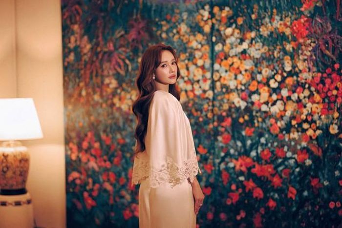 Nhã Phương thời gian qua bị vướng vào ồn ào trên mạng xã hội của chồng - Trường Giang nhưng những ồn ào này không ảnh hưởng đến cô. Trên trang cá nhân, cô vẫn chia sẻ cuộc sống lẫn công việc diễn ra bình thường. Người đẹp còn đăng khoảnh khắc cô và Trường Giang bên nhau giữa thị phi. Nữ diễn viên ngầm khẳng định gia đình vẫn luôn bình yên.