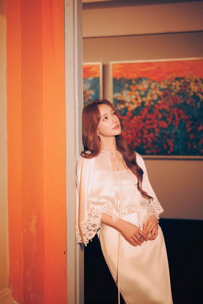 Đồng thời, Trường Giang cũng tự tay trồng rau củ, hoa màu sạch để phục vụ riêng cho Nhã Phương. Từ hồi kết hôn, nữ diễn viên có cuộc sống sung sướng và được chồng ủng hộ để tập trung làm nghề. 
