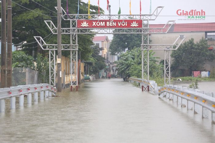 Cách đó không xa, xóm Bến Vôi thuộc thôn Cấn Hạ cũng rơi vào tình trạng ngập úng nghiêm trọng, cuộc sống của người dân nơi đây bị đảo lộn hoàn toàn chỉ sau một đêm.