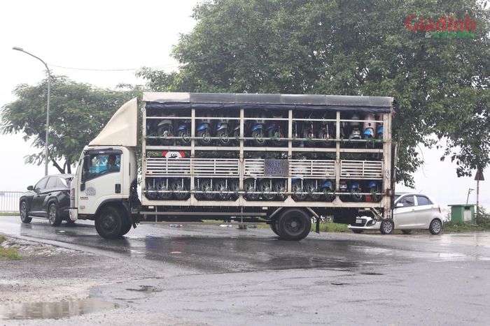 Do nhiều tài xế chưa kịp nắm bắt lộ trình mới nên vẫn di chuyển vào đường cũ. Hiện, chính quyền địa phương tiếp tục duy trì lực lượng tuần tra liên tục tại xóm Bến Vôi nhằm sẵn sàng hỗ trợ người dân và ứng phó kịp thời với các diễn biến xấu của mưa lũ.