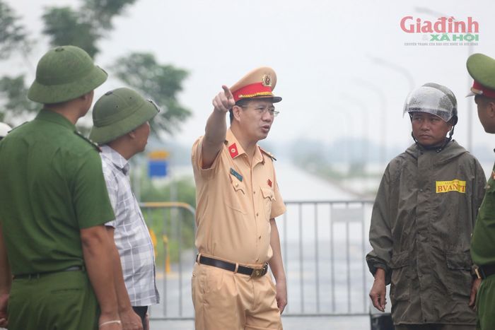 Trung tá Nguyễn Đình Thanh, Phó đội trưởng Đội Cảnh sát giao thông số 11 cùng Công an xã Kiều Phúc đã trực tiếp túc trực tại hiện trường để cắm biển cảnh báo, hướng dẫn phương tiện quay đầu an toàn.