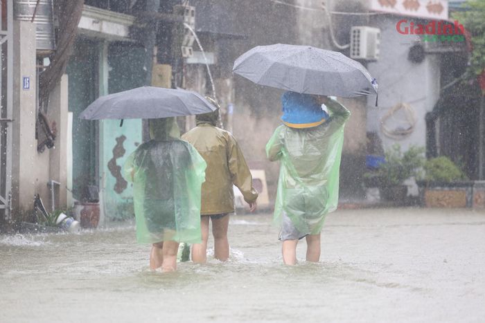 Mực nước này không đảm bảo an toàn lưu thông nên cơ quan chức năng đã ban hành lệnh cấm toàn bộ phương tiện di chuyển qua các điểm ngập. Phương án phân luồng giao thông từ xa cũng được khẩn trương thiết lập.