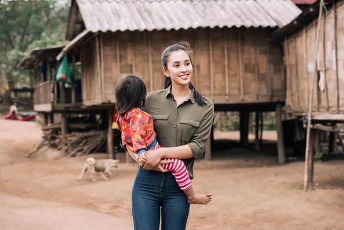 "8 năm qua, Vy may mắn nhận được rất nhiều yêu thương. Và Vy luôn mong mình có thể gửi những yêu thương ấy đến nhiều người hơn, theo một cách giản dị nhất", nàng hậu sinh năm 2000 chia sẻ.