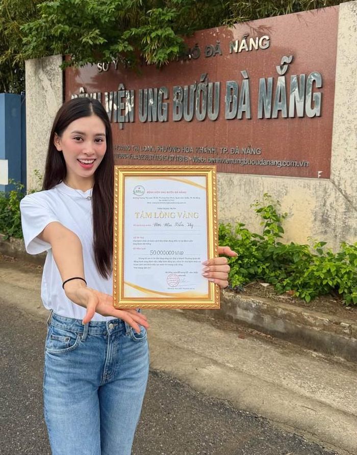 Tiểu Vy cho biết, tròn 8 năm đăng quang, cô chọn kỷ niệm hành trình này bằng việc hỗ trợ 50 triệu đồng đến những bệnh nhân có hoàn cảnh khó khăn đang điều trị tại Bệnh viện Ung bướu Đà Nẵng.