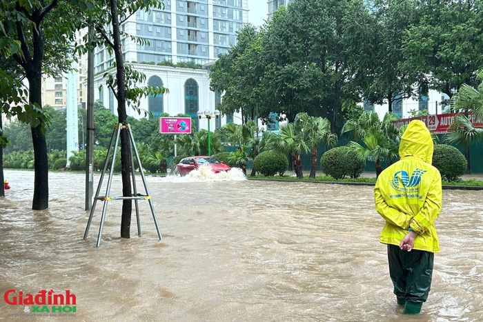 Lý giải về tình trạng ngập diện rộng kéo dài tại Hà Nội, thông tin từ Sở Xây dựng cho biết, tổng lượng mưa tích lũy trên địa bàn rất lớn, vượt mức 400mm, nhiều nơi trên 500mm. Cụ thể, báo cáo về tình hình thoát nước lúc 9h ngày 17/9 cho biết các nguyên nhân chính bao gồm: Đợt mưa diễn ra liên tục, kéo dài trên diện rộng từ ngày 14/9 đến nay.
