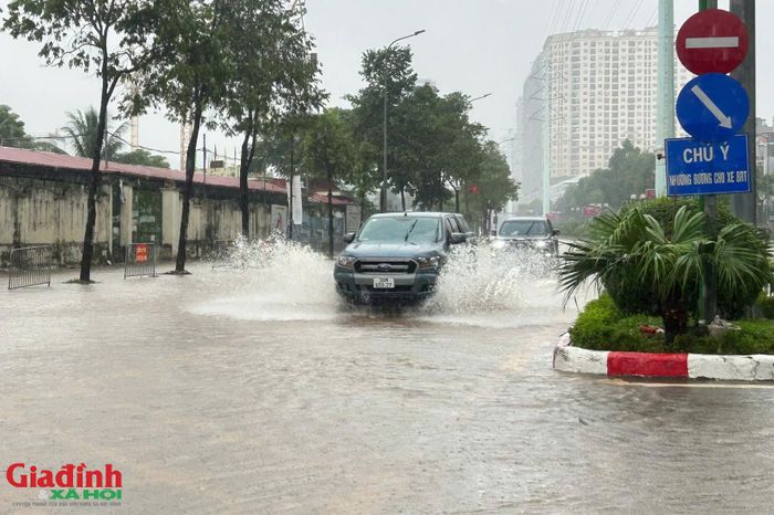 Khu vực giao cắt với phố Lương Thế Vinh cũng xuất hiện nhiều điểm ngập rất sâu, nước bủa vây và phủ kín mặt đường.