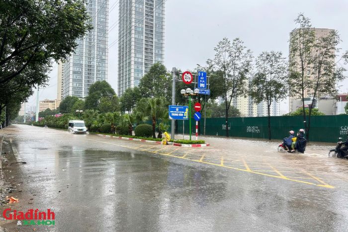 Tại các khu vực phía tây và tây nam thuộc lưu vực tiêu sông Nhuệ, mực nước đang ở mức rất cao (tại trạm bơm Đồng Bông 1 là 5,38m, tại cầu Hà Đông là 5,28m), làm hạn chế khả năng tiêu tự chảy và làm giảm tốc độ hạ mực nước trên hệ thống.