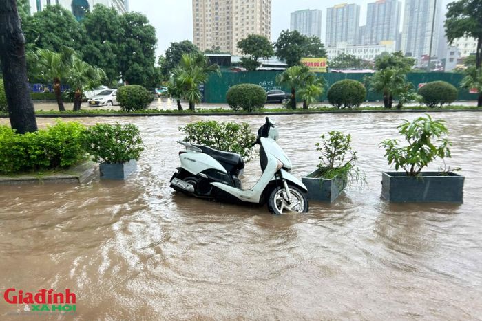 Nhiều đoạn đường nước tràn lên cả vỉa hè, khiến giao thông qua khu vực này gần như tê liệt.