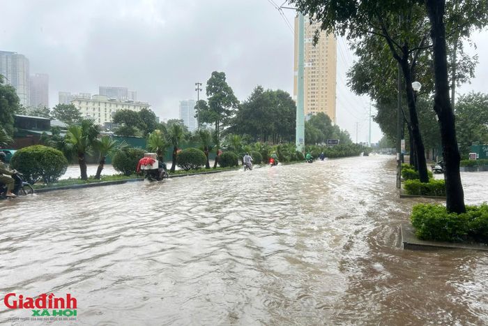 Trong điều kiện mưa vẫn tiếp diễn, lượng nước bổ sung vào hệ thống lớn và liên tục tăng, trong khi khả năng tiêu ra sông phụ thuộc vào mực nước nguồn nhận, dẫn đến một số điểm trũng, thấp cục bộ trong lưu vực rút nước chậm và còn xảy ra úng ngập.