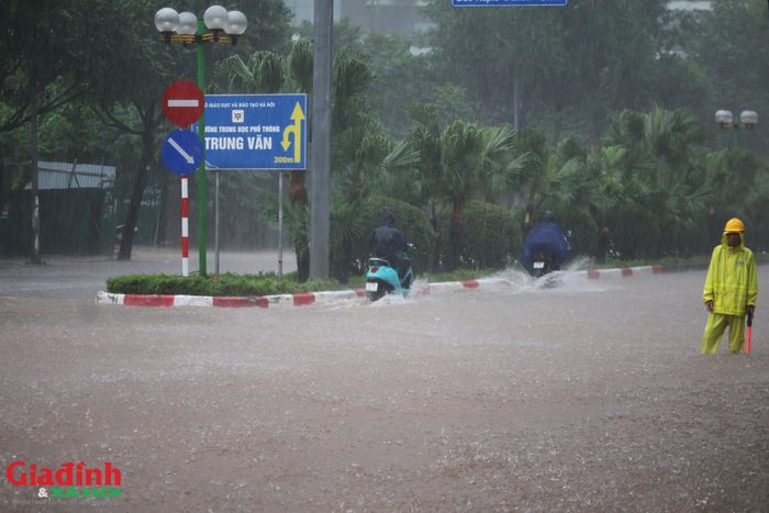 Vào khoảng 12h trưa cùng ngày, khi nước chưa kịp rút hết, những trận mưa lớn tiếp tục trút xuống khiến một đoạn đường Tố Hữu dài khoảng 200m bị ngập sâu từ 30-50cm.