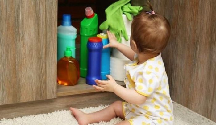 Thận trọng nguy cơ trẻ uống nhầm hóa chất. Ảnh minh họa.