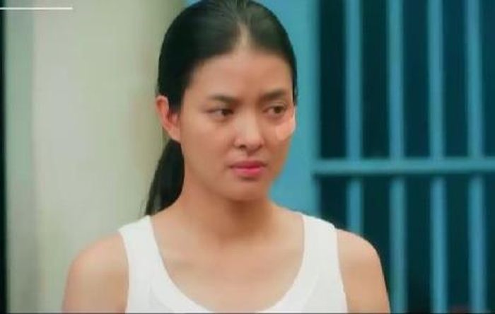 Đào bị bàn tán khi ông Ba tung tin quá khứ đáng xấu hổ của cô.