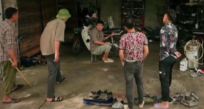 Quốc tới tiệm sửa xe của Lưu để gây sự. 