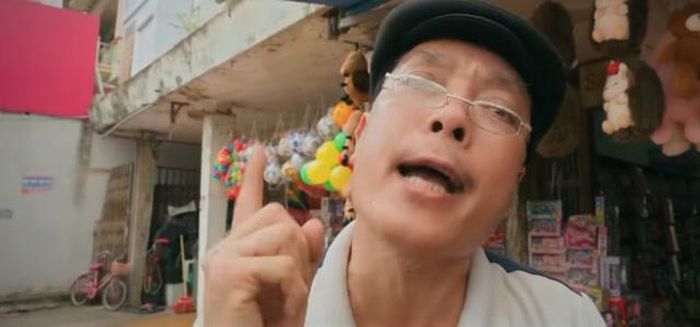 Ông Ba lớn tiếng tung tin Đào có bồ nên bị đuổi khỏi đội bóng tỉnh. Ảnh VTV