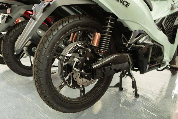 Xe đang trang bị một pack pin phụ trong cốp chính dưới yên.