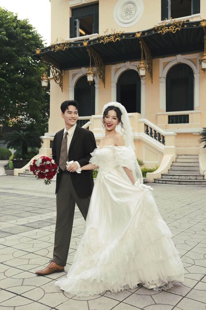 Mỗi khung hình ghi lại những khoảnh khắc giản dị, tự nhiên nhưng tràn ngập tình yêu của bộ đôi nhanh chóng nhận về hàng ngàn lượt "thả tim" của khán giả. Từng cử chỉ như cái nắm chặt tay, ánh mắt tình tứ, nụ cười rạng rỡ hay cách tạo kiểu tinh nghịch thể hiện sự ăn ý của Võ Tấn Phát và Lê Hạ Anh.