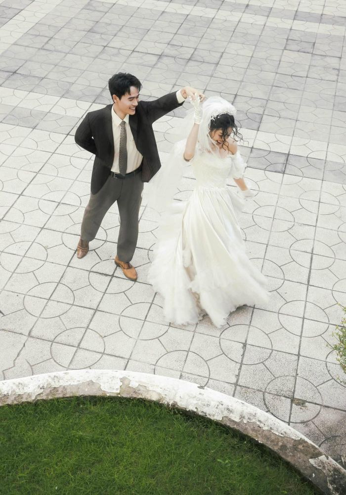 Ngay sau khi bộ ảnh được đăng tải, mạng xã hội đã lập tức "bùng nổ" với hàng loạt lượt yêu thích, chia sẻ và bình luận. Nhiều khán giả cũng như đồng nghiệp đã liên tục để lại những lời khen có cánh như "Đẹp đôi quá trời ơi!", "Tướng phu thê rõ mồn một luôn", "Quá nhiều sự xinh đẹp ở đây rồi anh chị ơi"... 