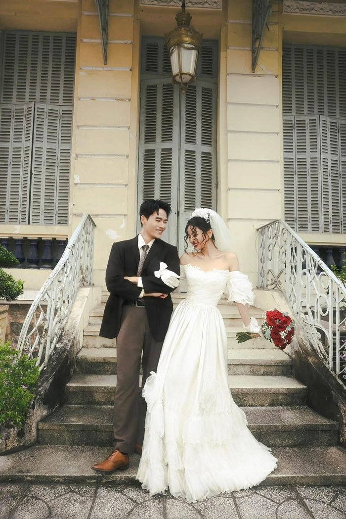Chia sẻ về lý do thực hiện bộ ảnh cưới mang đậm màu sắc hoài niệm này, Võ Tấn Phát hài hước tiết lộ đây là hành động "trả nợ" khán giả. Bởi lẽ, trong phim, do thời lượng có hạn nên đạo diễn đã lướt qua giai đoạn hẹn hò, dạm ngõ lẫn đám cưới của hai nhân vật Tâm - Ánh mà "đùng một cái là hai đứa có con luôn".
