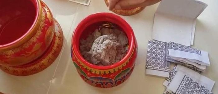 Không vứt bỏ bát hương cũ vào nơi ô uế như bãi rác, cống rãnh, vì coi như bất kính với tổ tiên.
