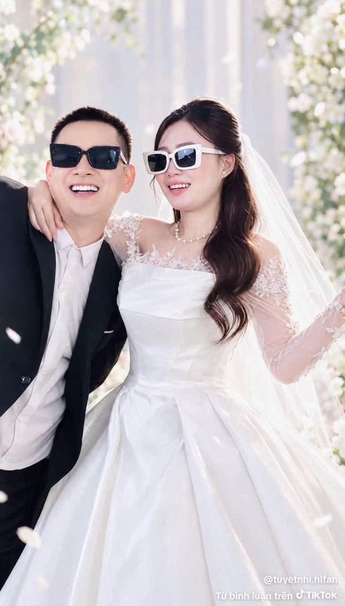 Ca sĩ chọn thực hiện ảnh cưới tại một studio ở quê nhà Vĩnh Long. Giọng ca 'Buồn làm chi em ơi' hiện chưa công bố thời gian tổ chức hôn lễ. Trên trang cá nhân, anh bày tỏ niềm xúc động và cảm ơn lời chúc phúc.
