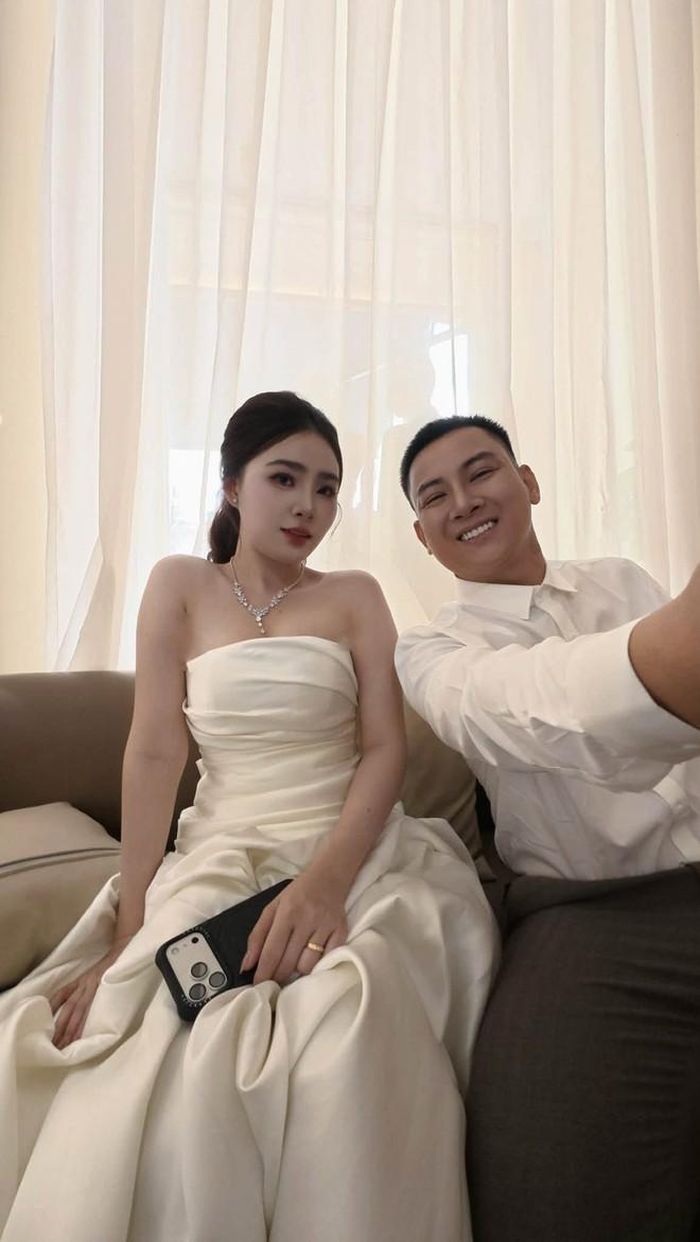 Hoài Lâm tiếp tục gây xôn xao khi khoe ảnh cưới trên trang cá nhân. Dưới bài đăng của ca sĩ, nhiều người bày tỏ vui mừng khi anh tìm thấy hạnh phúc sau những thăng trầm trong đời sống cá nhân. 